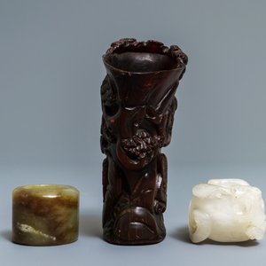 A Chinese jade archer's ring, a horn libation cup and a Beijing glass brush washer, 18th C. and later — photo 3