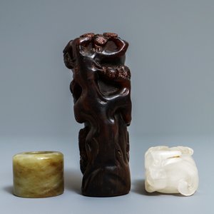 A Chinese jade archer's ring, a horn libation cup and a Beijing glass brush washer, 18th C. and later — photo 5