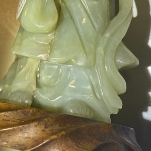 A Chinese jade brush pot and a figure of Guanyin, Qing — photo 12