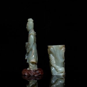 A Chinese jade brush pot and a figure of Guanyin, Qing — photo 2