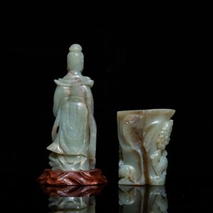 A Chinese jade brush pot and a figure of Guanyin, Qing — photo 3