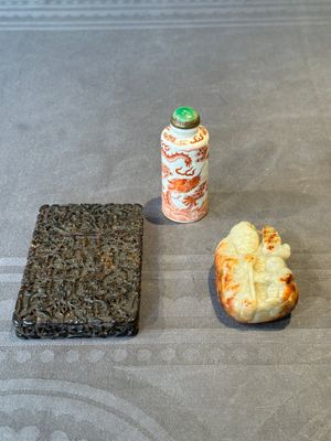 A Chinese jade carving, a tortoiseshell card holder and an iron-red snuff bottle, 19th C. — photo 1