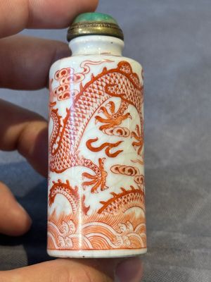 A Chinese jade carving, a tortoiseshell card holder and an iron-red snuff bottle, 19th C. — photo 11