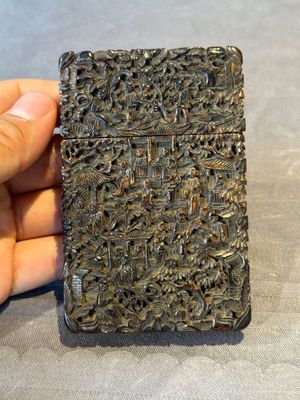 A Chinese jade carving, a tortoiseshell card holder and an iron-red snuff bottle, 19th C. — photo 17