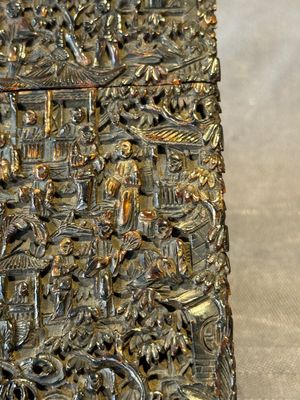 A Chinese jade carving, a tortoiseshell card holder and an iron-red snuff bottle, 19th C. — photo 18