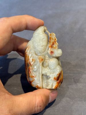 A Chinese jade carving, a tortoiseshell card holder and an iron-red snuff bottle, 19th C. — photo 2
