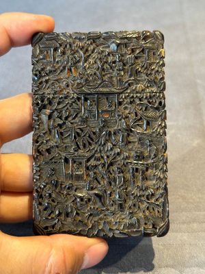 A Chinese jade carving, a tortoiseshell card holder and an iron-red snuff bottle, 19th C. — photo 22