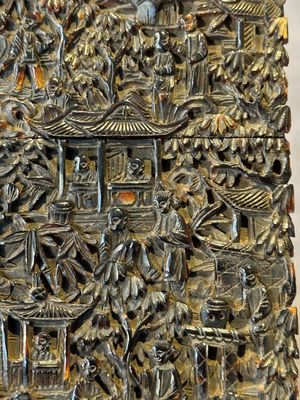 A Chinese jade carving, a tortoiseshell card holder and an iron-red snuff bottle, 19th C. — photo 23