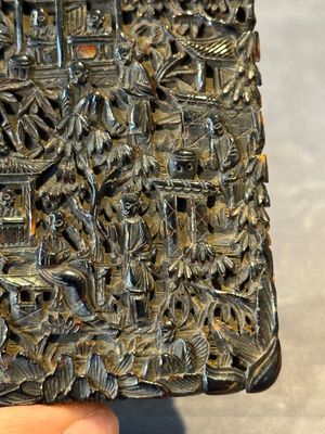 A Chinese jade carving, a tortoiseshell card holder and an iron-red snuff bottle, 19th C. — photo 24