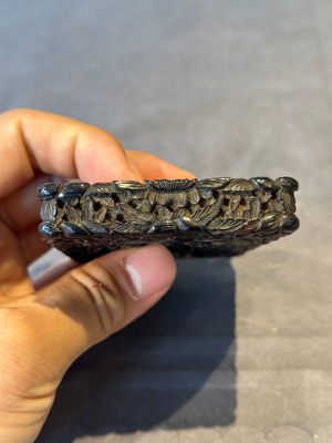 A Chinese jade carving, a tortoiseshell card holder and an iron-red snuff bottle, 19th C. — photo 27