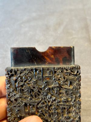A Chinese jade carving, a tortoiseshell card holder and an iron-red snuff bottle, 19th C. — photo 30