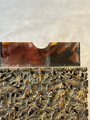 A Chinese jade carving, a tortoiseshell card holder and an iron-red snuff bottle, 19th C. — photo 31