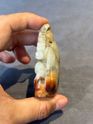 A Chinese jade carving, a tortoiseshell card holder and an iron-red snuff bottle, 19th C. — photo 5