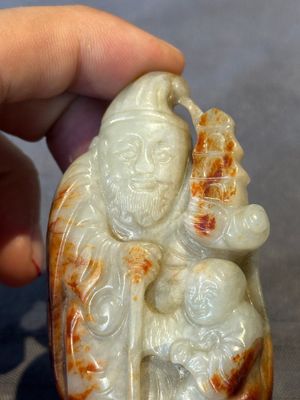 A Chinese jade carving, a tortoiseshell card holder and an iron-red snuff bottle, 19th C. — photo 6