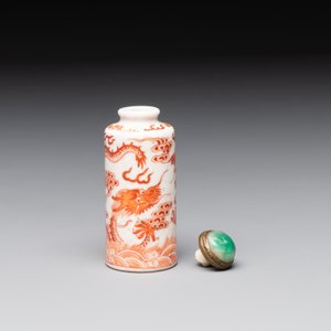 A Chinese jade carving, a tortoiseshell card holder and an iron-red snuff bottle, 19th C. — photo 2