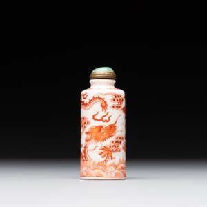 A Chinese jade carving, a tortoiseshell card holder and an iron-red snuff bottle, 19th C. — photo 3