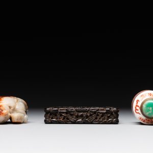 A Chinese jade carving, a tortoiseshell card holder and an iron-red snuff bottle, 19th C. — photo 4