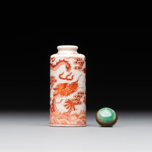 A Chinese jade carving, a tortoiseshell card holder and an iron-red snuff bottle, 19th C. — photo 6