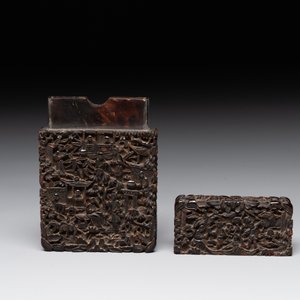 A Chinese jade carving, a tortoiseshell card holder and an iron-red snuff bottle, 19th C. — photo 7