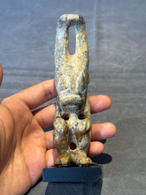 A Chinese jade carving of a crouched figure, possibly Hongshan culture — 照片 1