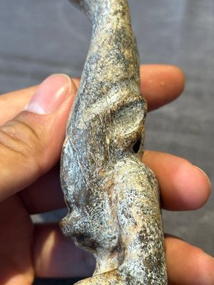 A Chinese jade carving of a crouched figure, possibly Hongshan culture — 照片 11
