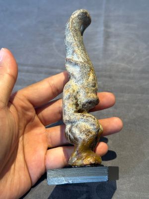 A Chinese jade carving of a crouched figure, possibly Hongshan culture — 照片 2