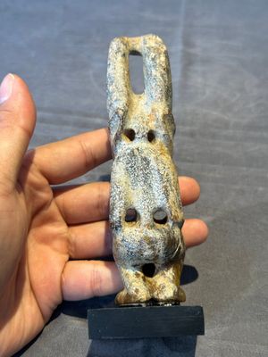 A Chinese jade carving of a crouched figure, possibly Hongshan culture — 照片 3