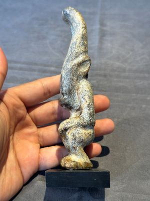 A Chinese jade carving of a crouched figure, possibly Hongshan culture — 照片 4