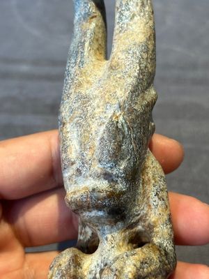 A Chinese jade carving of a crouched figure, possibly Hongshan culture — 照片 5