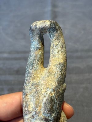 A Chinese jade carving of a crouched figure, possibly Hongshan culture — 照片 6