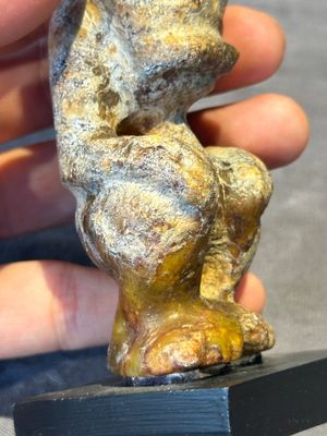 A Chinese jade carving of a crouched figure, possibly Hongshan culture — 照片 8