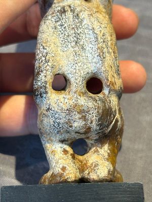 A Chinese jade carving of a crouched figure, possibly Hongshan culture — 照片 9