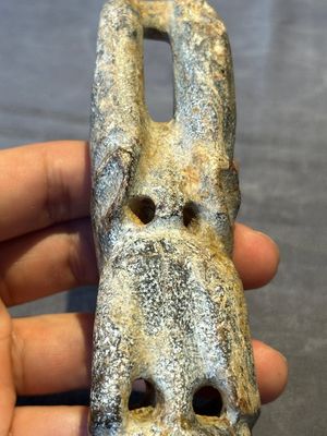 A Chinese jade carving of a crouched figure, possibly Hongshan culture — 照片 10