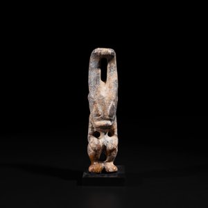 A Chinese jade carving of a crouched figure, possibly Hongshan culture — 照片 2
