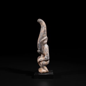 A Chinese jade carving of a crouched figure, possibly Hongshan culture — 照片 3