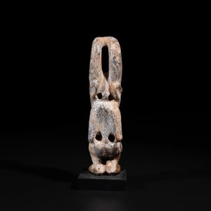 A Chinese jade carving of a crouched figure, possibly Hongshan culture — 照片 4
