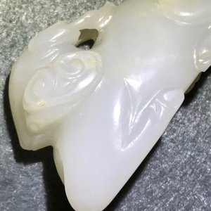 A Chinese jade carving of a ram on wooden base, 19th C. — photo 11