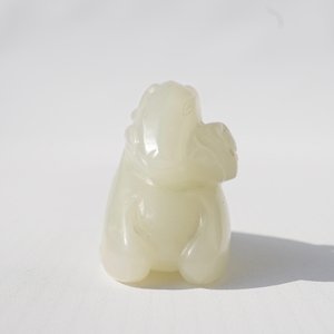 A Chinese jade carving of a ram on wooden base, 19th C. — photo 14