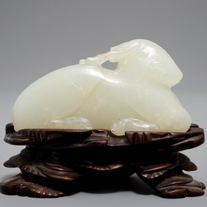 A Chinese jade carving of a ram on wooden base, 19th C. — photo 4