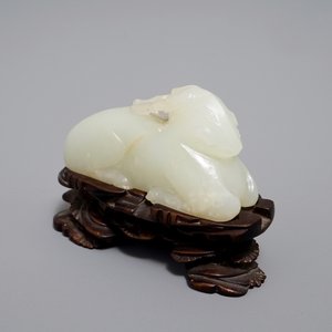 A Chinese jade carving of a ram on wooden base, 19th C. — photo 8