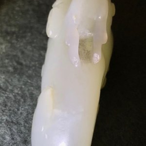 A Chinese jade carving of a ram on wooden base, 19th C. — photo 9