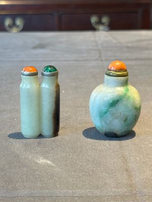 A Chinese jade conjoined double-snuff bottle and a jade 'lily' snuff bottle, 19th C. — foto 1