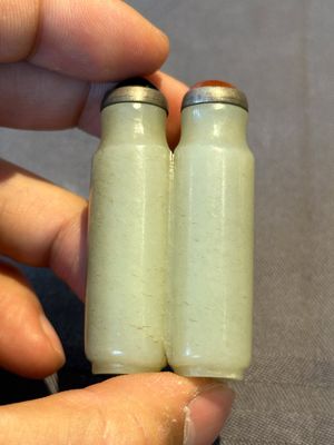 A Chinese jade conjoined double-snuff bottle and a jade 'lily' snuff bottle, 19th C. — foto 12