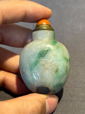 A Chinese jade conjoined double-snuff bottle and a jade 'lily' snuff bottle, 19th C. — foto 2