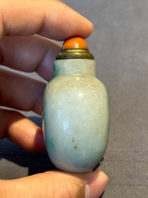 A Chinese jade conjoined double-snuff bottle and a jade 'lily' snuff bottle, 19th C. — foto 3