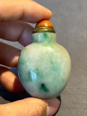 A Chinese jade conjoined double-snuff bottle and a jade 'lily' snuff bottle, 19th C. — foto 4
