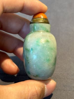 A Chinese jade conjoined double-snuff bottle and a jade 'lily' snuff bottle, 19th C. — foto 5
