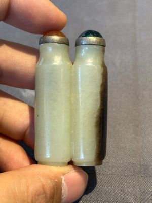 A Chinese jade conjoined double-snuff bottle and a jade 'lily' snuff bottle, 19th C. — foto 10