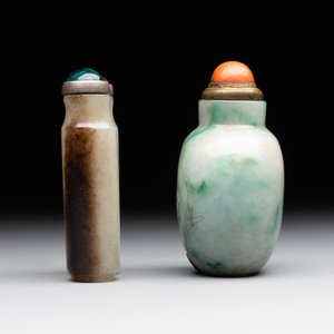 A Chinese jade conjoined double-snuff bottle and a jade 'lily' snuff bottle, 19th C. — foto 2