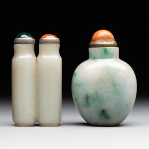 A Chinese jade conjoined double-snuff bottle and a jade 'lily' snuff bottle, 19th C. — foto 3